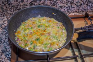 risotto ai fiori di zucca in cottura