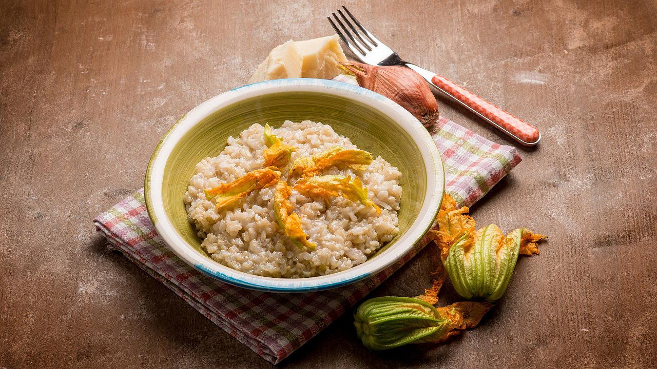 Risotto ai fiori di zucca, la ricetta per ottenerlo cremoso