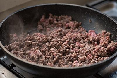 Stufate la cipolla con la salsiccia