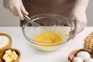 uova aggiunte all'impasto per il Kaiserschmarren