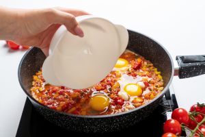 uova versate nella salsa di pomodoro