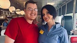 Cosa ci fa Lana Del Rey dietro il bancone di una Waffle House in Alabama?