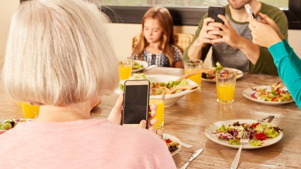 famiglia maleducata al ristorante
