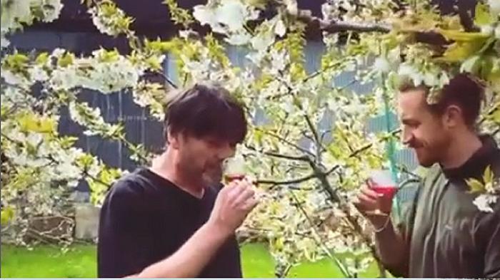 Alex James, bassista dei Blur, lancia il suo primo spumante