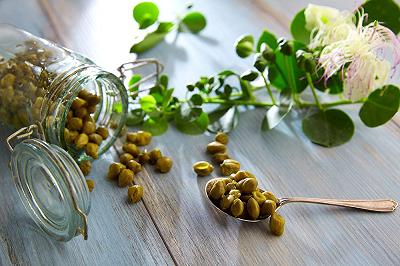 Condite le zucchine con capperi e prezzemolo