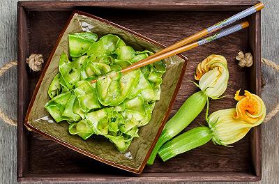 Mettete e zucchine a marinare