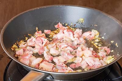 Rosolate la cipolla con la pancetta