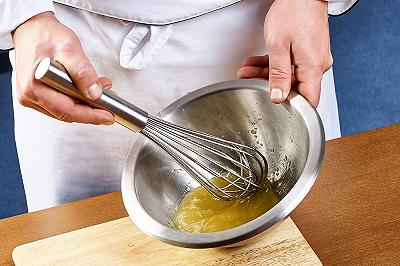 Componete l'insalata con l'emulsione di olio e limone