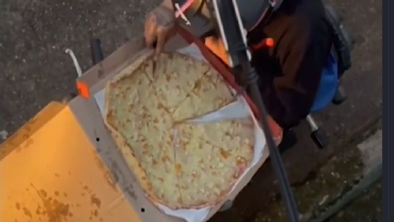 Video inchioda un fattorino: ruba la pizza e la ricompone nel cartone