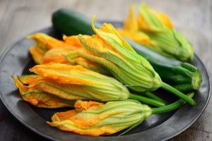 fiori di zucchina su un piatto