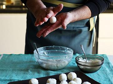 Aggiungete il cocco e formate le palline