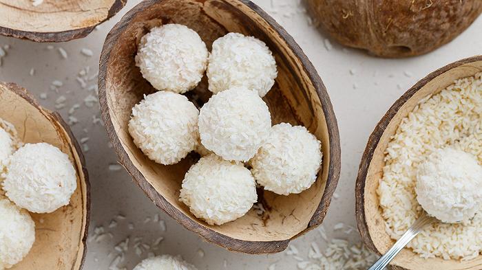 Palline di cocco e ricotta, una ricetta facile per dei pasticcini freddi