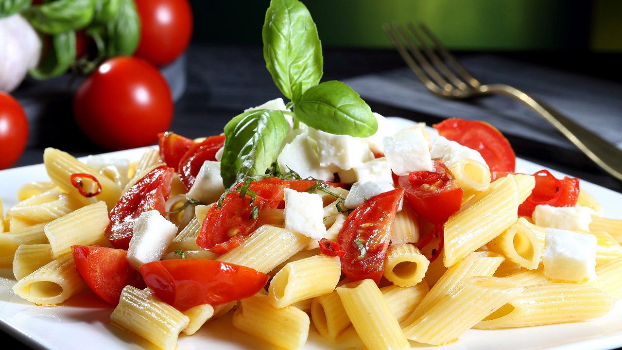 Pasta alla Checca, una ricetta a metà tra la pasta fredda e quella calda