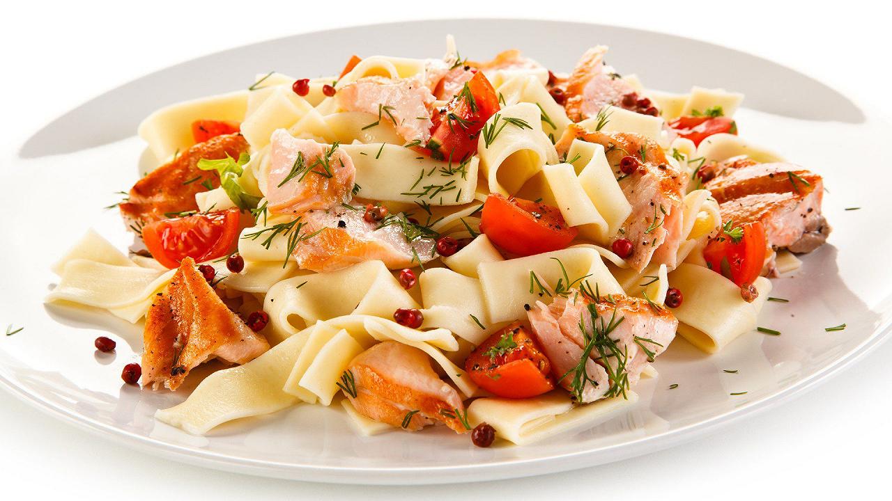 Pasta salmone e pomodorini, la ricetta con il filetto di salmone