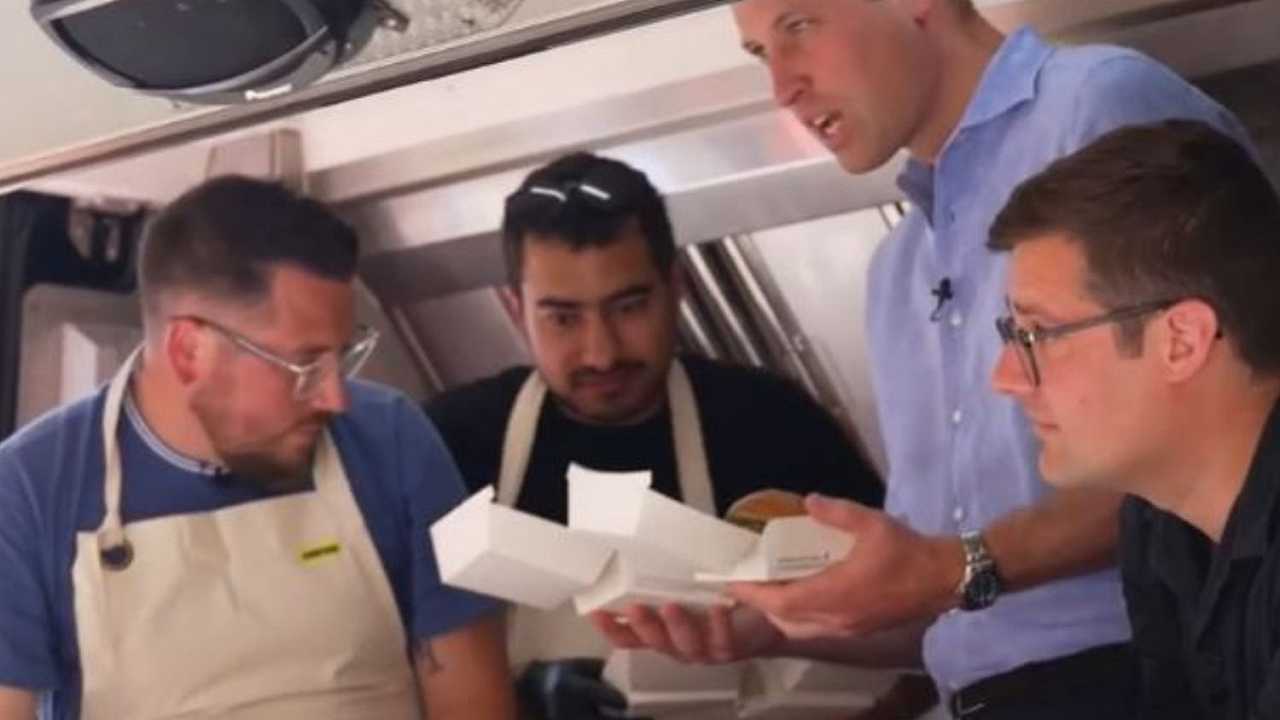 Il principe William si è improvvisato cameriere in un food van nel centro di Londra