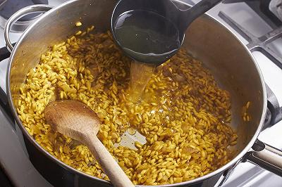 Tostate il riso e iniziate la cottura con brodo e zafferano