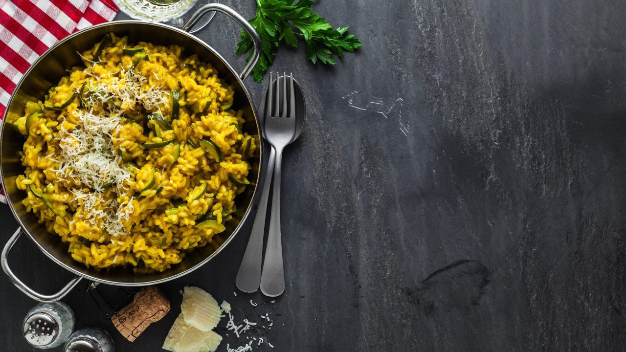 Risotto con zucchine e zafferano, la ricetta con le verdure croccanti