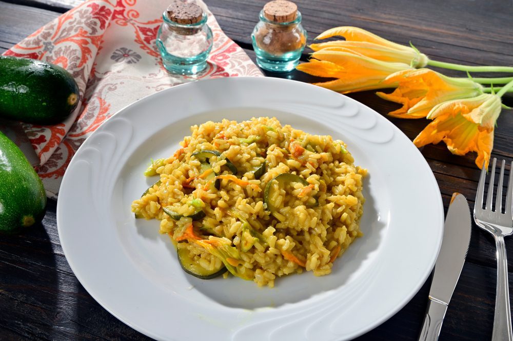 Risotto con zucchine e zafferano, la ricetta con le verdure croccanti
