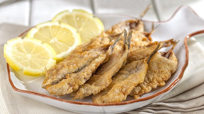 Piatto di sardine fritte impanate