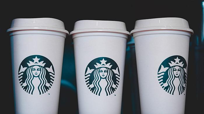 La “rivoluzione” di Starbucks parte dagli store: ma che c’entra con la crisi?