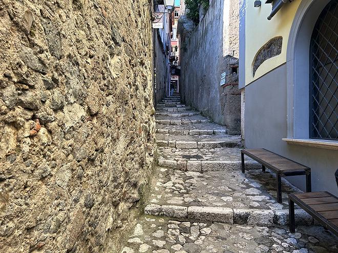 Caiazzo, la scalinata stretta che porta da Pepe in Grani