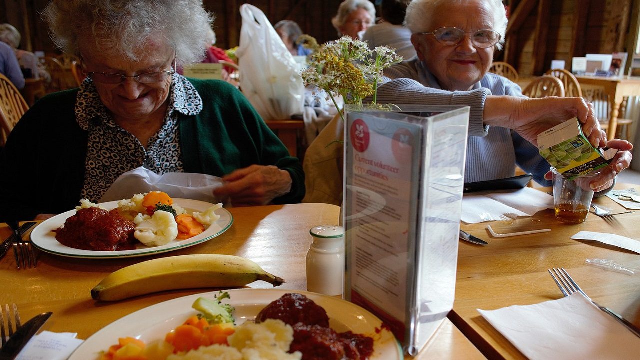 Il Comune di Roma organizza un pranzo di Ferragosto gratis per gli anziani soli