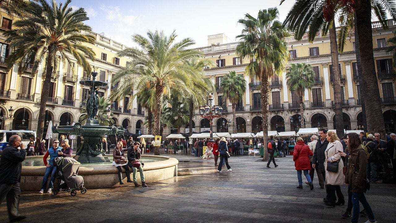 A Barcellona è vietato mangiare soli nei ristoranti