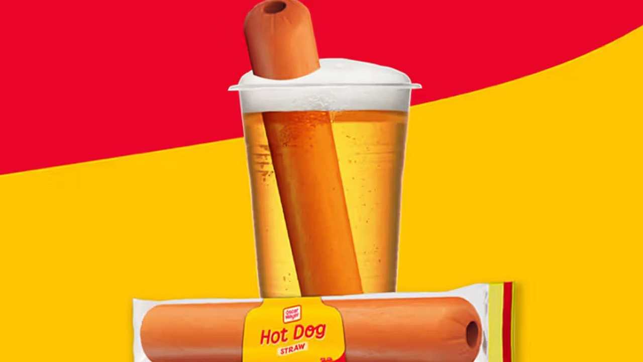 Una cannuccia di hot dog per bere la birra: la bizzarra invenzione di un’azienda americana