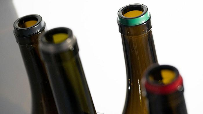 Niente più vino sulla tovaglia: una start up ha creato la prima bottiglia con salvagocce incorporato