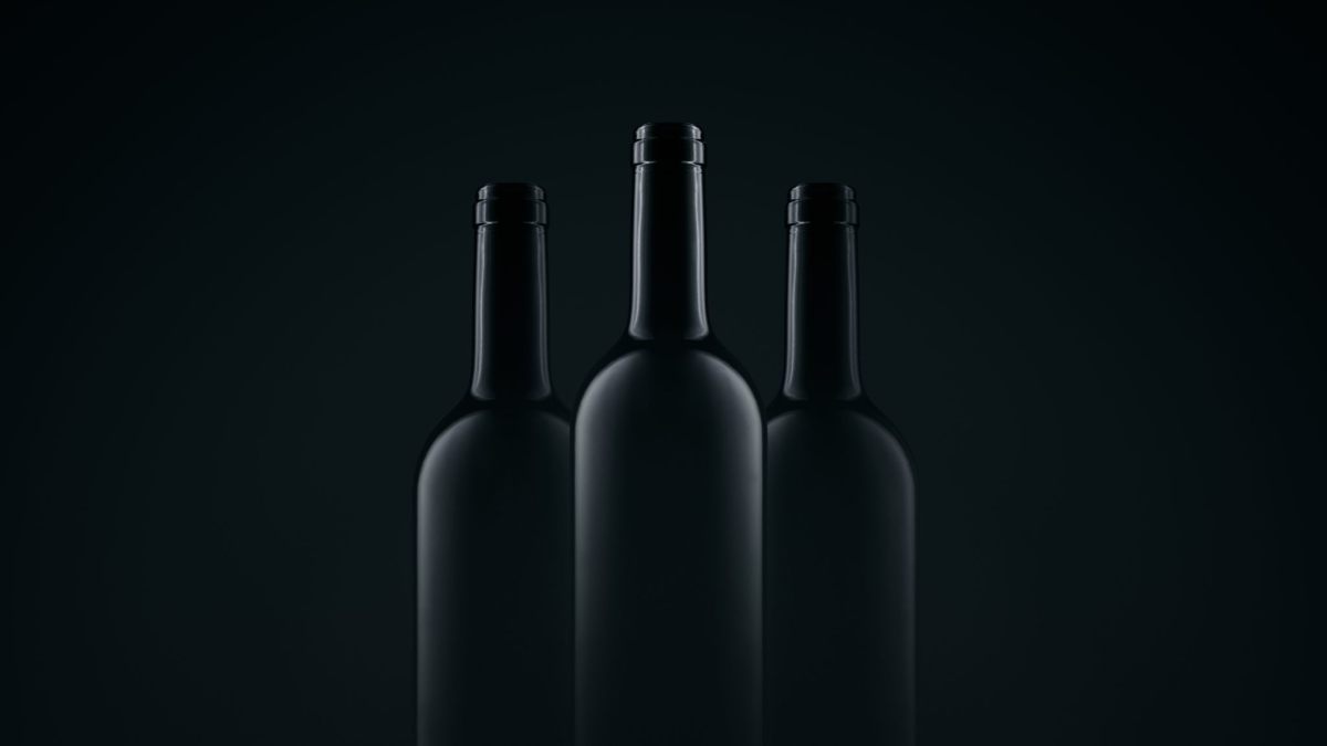 bottiglie di vino su sfondo nero