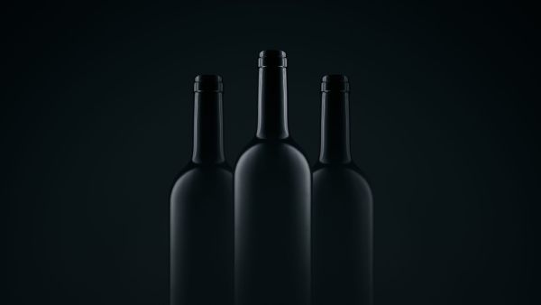 bottiglie di vino su sfondo nero