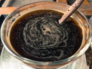 cacao mescolato all'acqua bollente