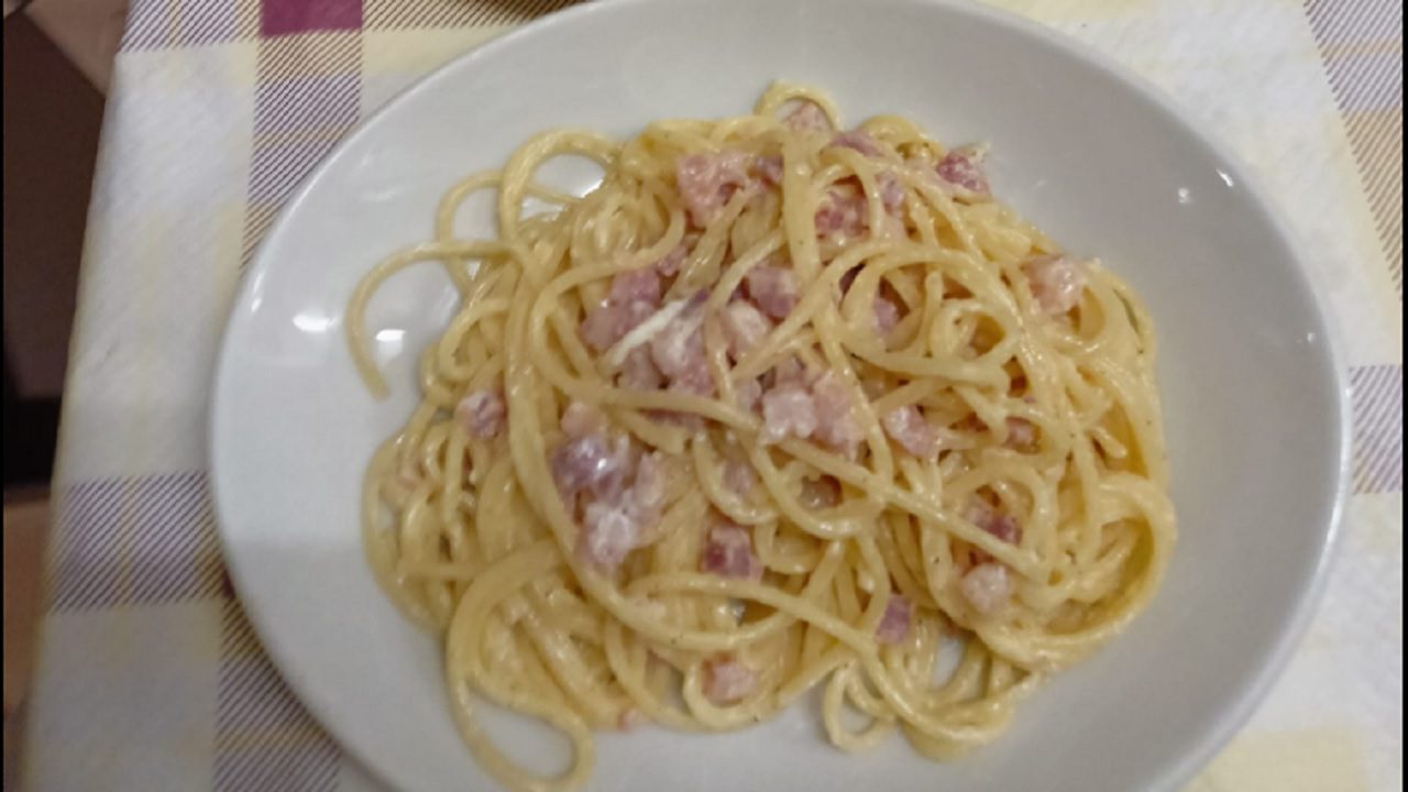 La carbonara con cubetti di pancetta non s’ha da fare: pioggia di insulti per un ristorante di Lecce