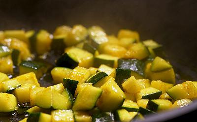 Cuocete le zucchine in padella