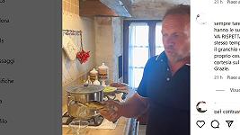 Francesco Lollobrigida cucina il granchio blu e Giorgia Meloni lo serve: il video è virale