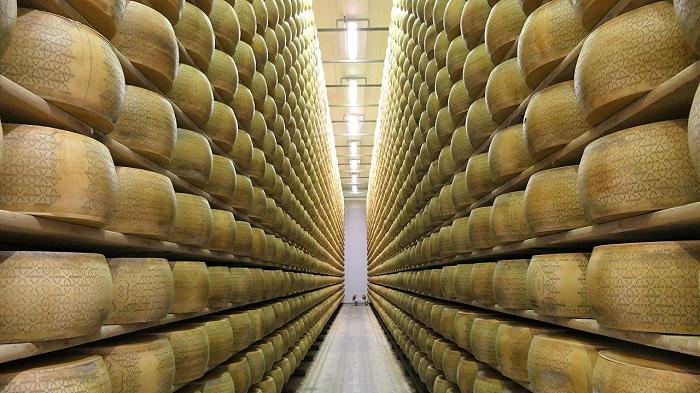 25mila forme di Grana Padano crollano in un caseificio e travolgono il titolare