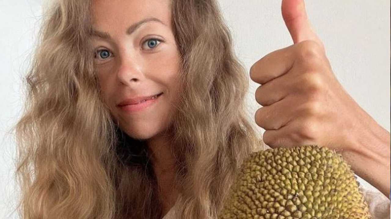 Influencer vegana muore di fame a 39 anni: mangiava solo frutta, semi e succhi