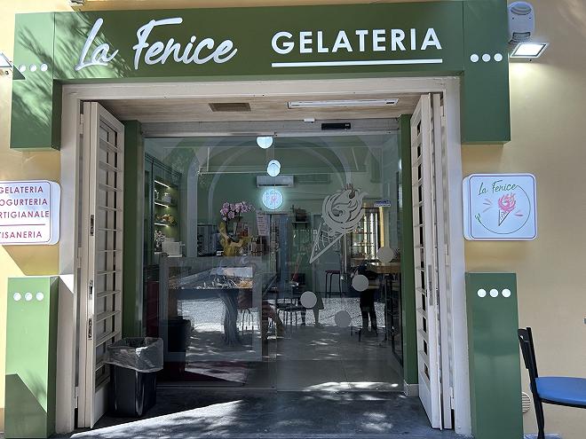 Ingresso de La Fenice Gelateria a Corso Trieste, Caserta