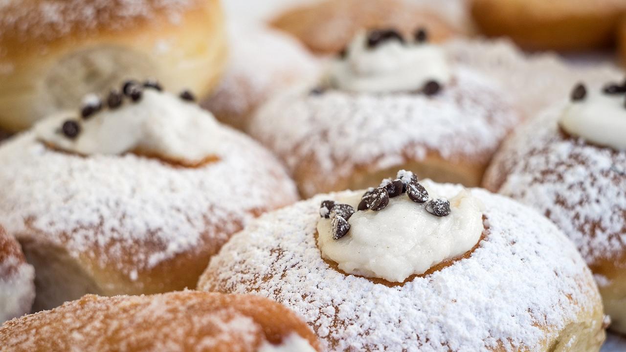 Iris al forno, la ricetta dei bomboloni alla ricotta di Palermo