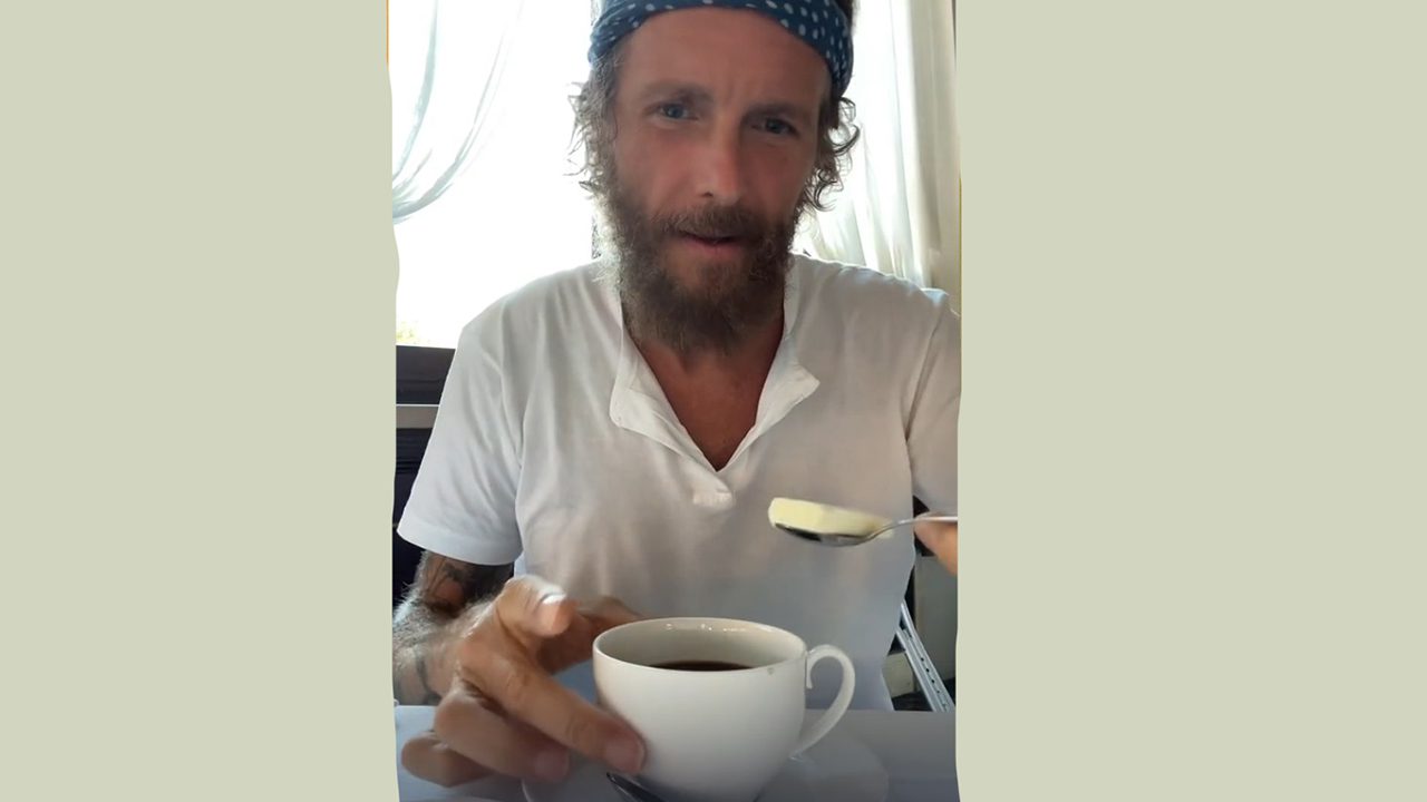 Jovanotti mette il burro nel caffè, alla faccia della Peppina