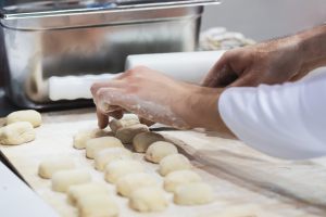 mani che tagliano gli sgabei della lunigiana