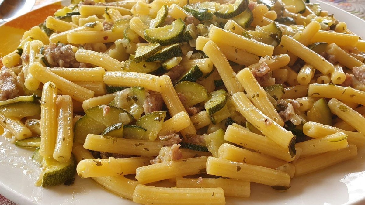 Pasta zucchine e salsiccia, la ricetta per un sugo legato alla perfezione  --- (Fonte immagine: https://images.dissapore.com/wp-content/uploads/2023/08/pasta-zucchine-e-salsiccia-ricetta-1200x675.jpg)
