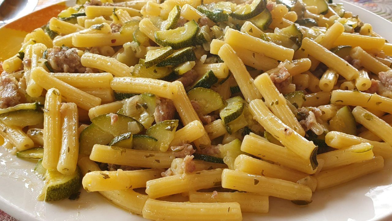 Pasta zucchine e salsiccia, la ricetta per un sugo legato alla perfezione