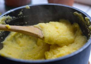 polenta a cuocere in pentola