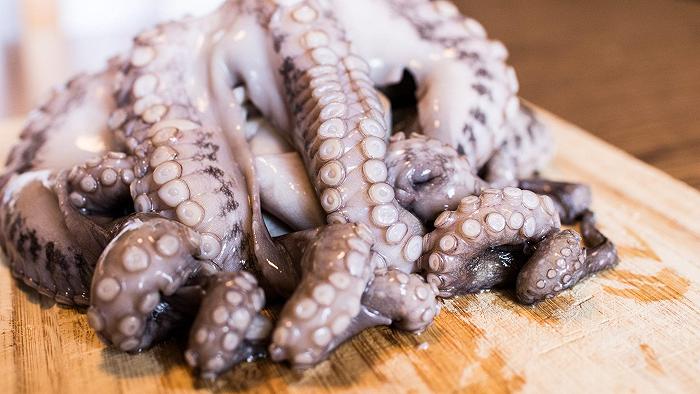 Il dissing dell’estate è quello sul polpo crudo