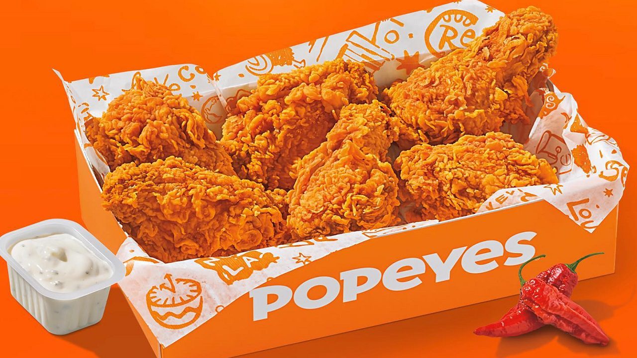 Follia per il Pollo Fritto: Torino Impazzisce per l'Apertura di Popeyes e il Fenomeno Social!