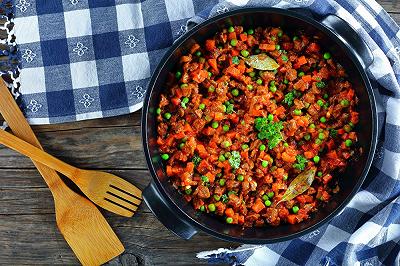 Aggiungete carne, pomodoro e piselli