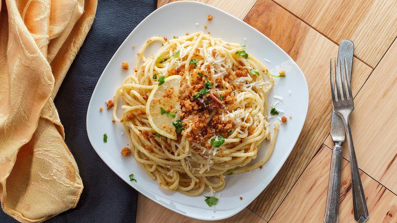 Spaghetti burro e alici, una ricetta facile da fare con gli ingredienti giusti