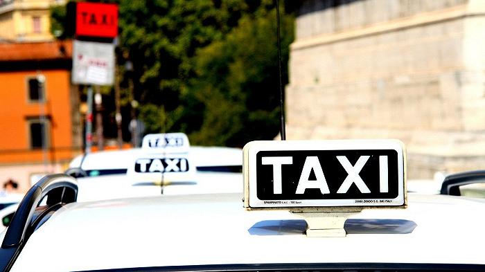 Taxi gratis per chi non supera l’alcol test: l’esperimento approvato dal ministero