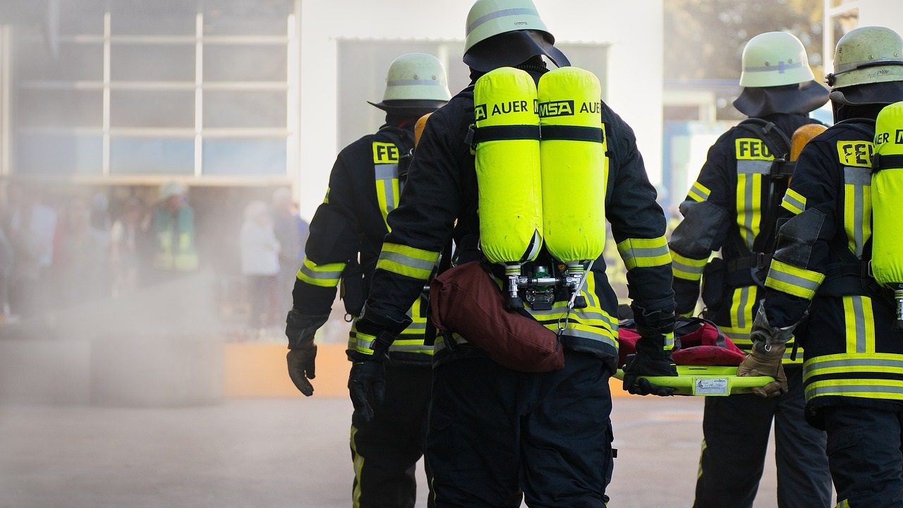 Bomba carta davanti al ristorante La Bussola di Ostia: è la quarta